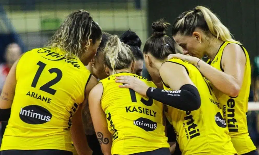 Superliga Praia Clube x Brasília: Jogadoras do Praia se abraçam após ponto. Sul-Americano de clubes de vôlei feminino