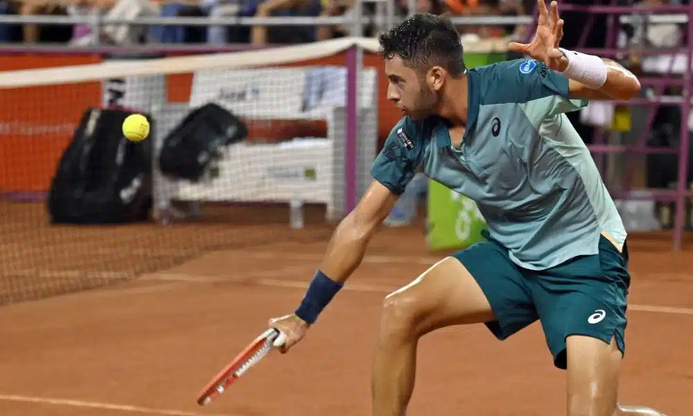 Matheus Pucinelli se agacha para devolver bola no Challenger de Campinas