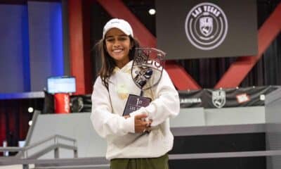 Rayssa Leal com o troféu conquistado ano passado na Street League