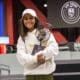 Rayssa Leal com o troféu conquistado ano passado na Street League