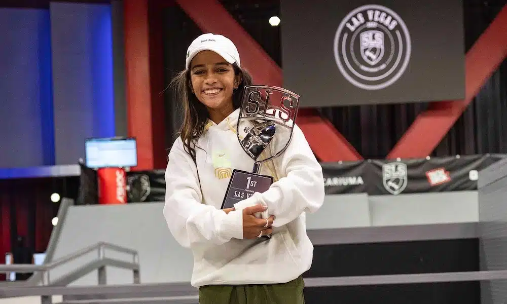 Rayssa Leal com o troféu conquistado ano passado na Street League