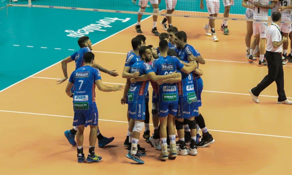 Superliga Masculina: Jogadores do Vôlei Renata se abraçam após ponto contra o Rede Cuca