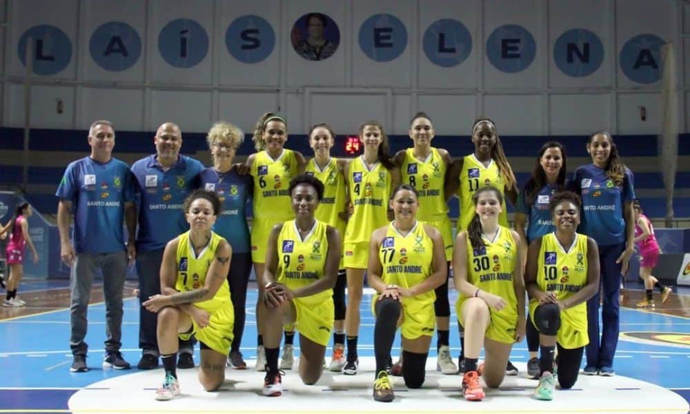 Jogadoras do Santo André posam para foto antes de jogo do Paulista contra o Vera Cruz Campinas