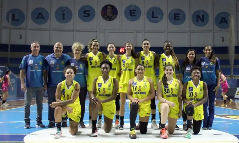 Jogadoras do Santo André posam para foto antes de jogo do Paulista contra o Vera Cruz Campinas