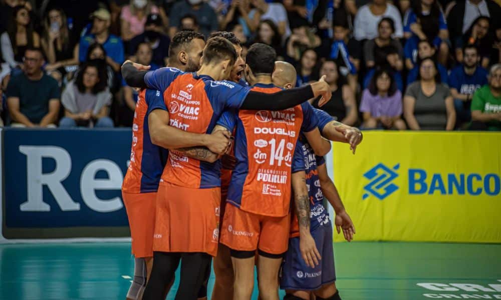 São José x Vôlei Renata - Araguari x Montes Claros - Jogadores do São José se abraçam em jogo da Superliga