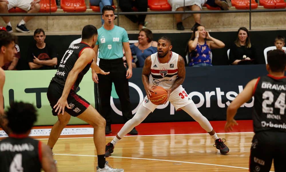 NBB: Jogador do São Paulo segura a bola, cercado por jogadores do Pato Basquete