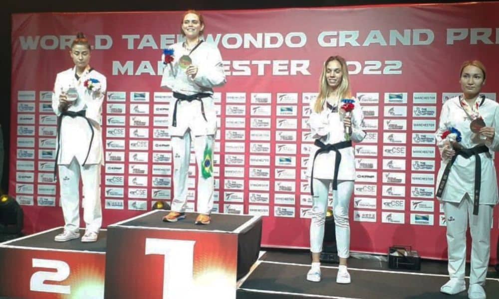 Silvana no topo do pódio com a sua medalha. Ao redor, as demais medalhistas