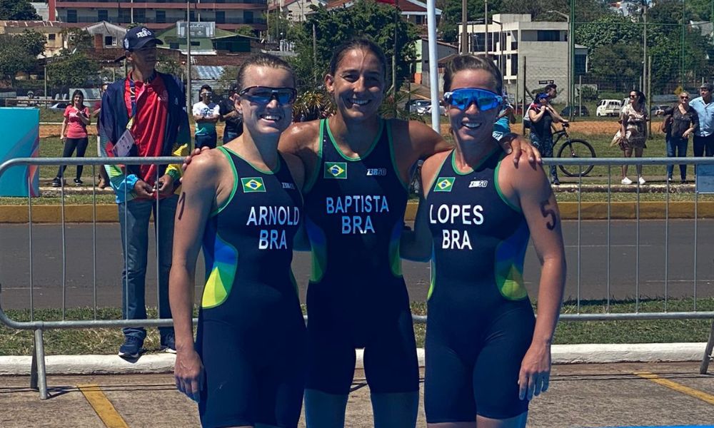 Djenyfer, Luisa e Vitória posam para foto após a prova. Três medalhas para o Brasil