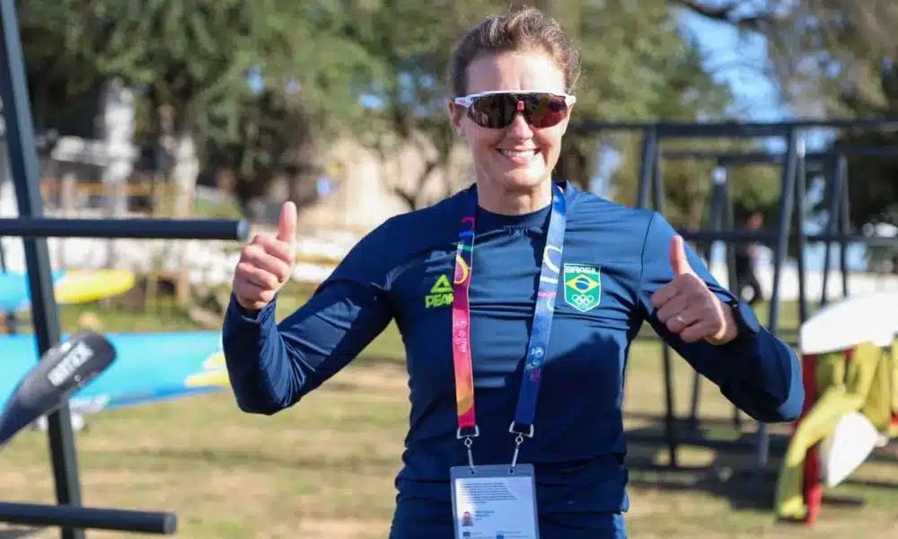 Brasil na canoagem: Ana Paula Vergutz faz sinal de positivo com as mãos