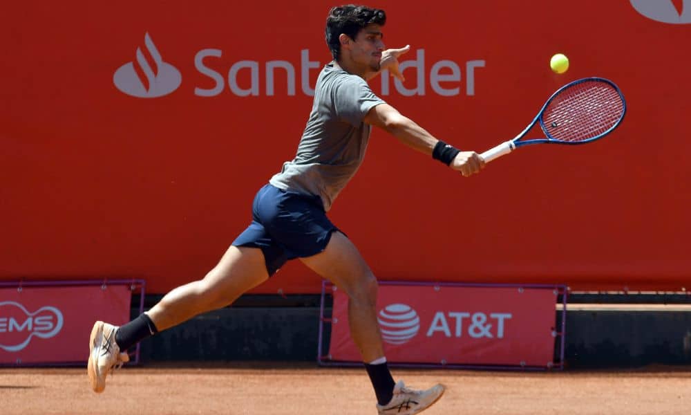 Wilson Leite corre para fazer devolução na quadra de saibro