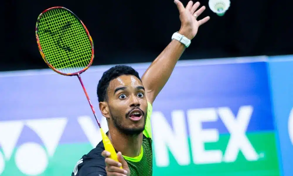 Ygor Coelho olha para a peteca antes de atingí-la com a raquete, no Challenge de Nantes de badminton Aberto do Canadá