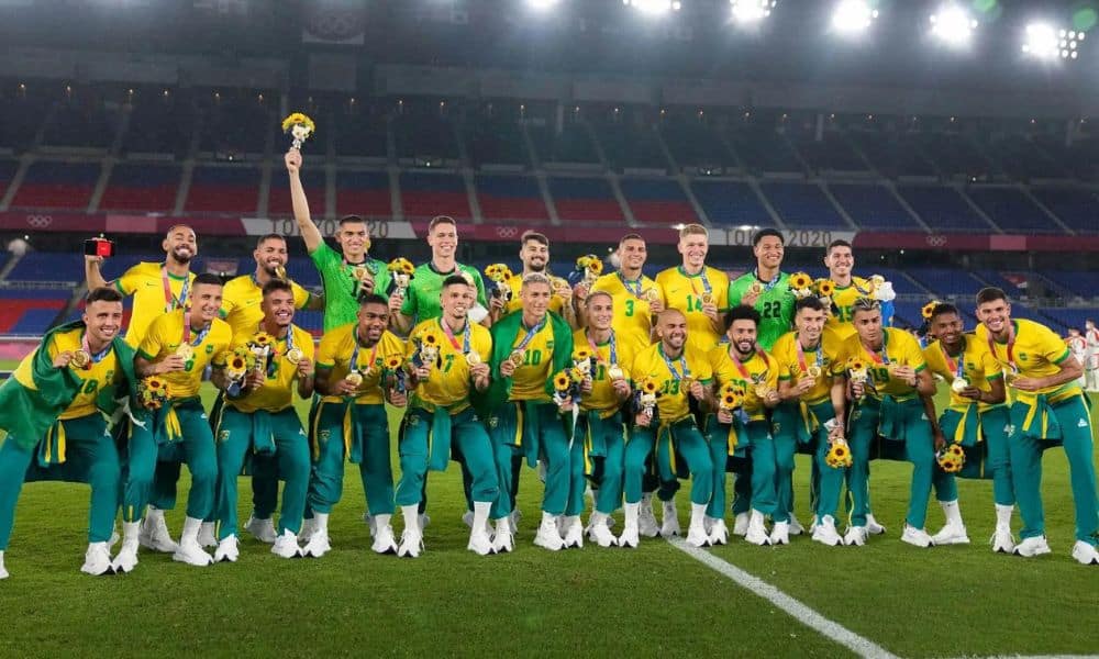 Copa do Mundo do Catar - Equipe do Brasil posa para foto com as medalhas de ouro de Tóquio 2020