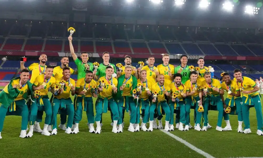 Copa do Mundo do Catar - Equipe do Brasil posa para foto com as medalhas de ouro de Tóquio 2020
