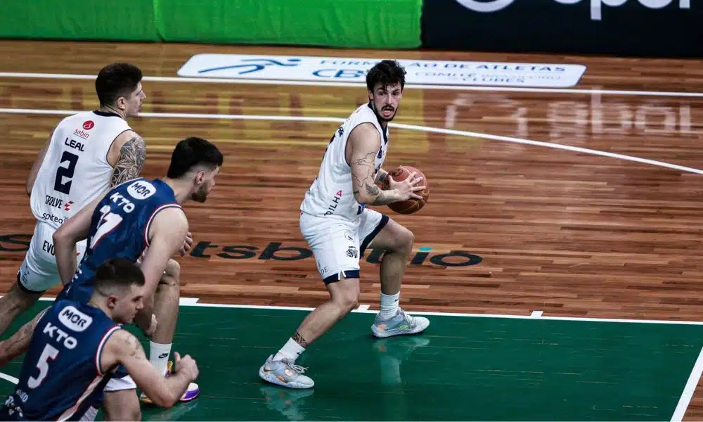 NBB: Brasília x União Corinthians. Ricardo Fischer carrega a bola