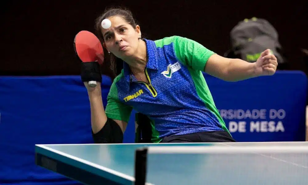 Cátia Oliveira olha para bola antes de bater nela com a raquete / tênis de mesa