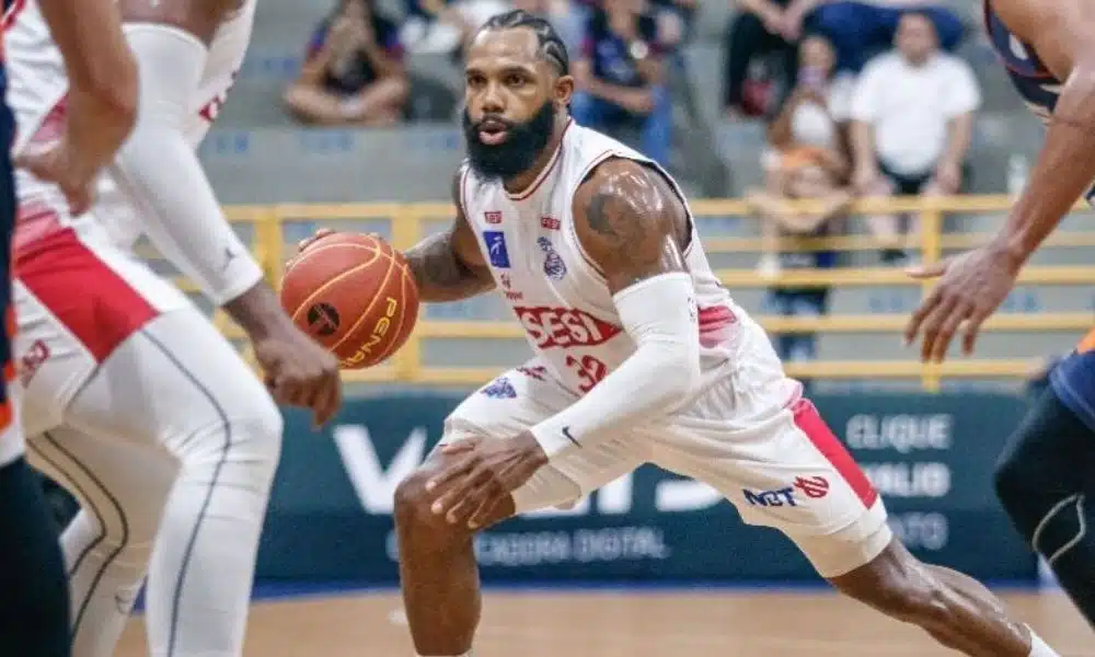 David Jacskon, do Sesi Franca, dribla bola em jogo contra o Bauru Basket
