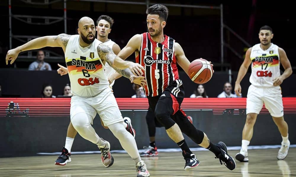 São Paulo x San Martin - Liga Sul-Americana - Elinho conduz a bola marcado por adversário