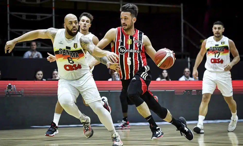 São Paulo x San Martin - Liga Sul-Americana - Elinho conduz a bola marcado por adversário