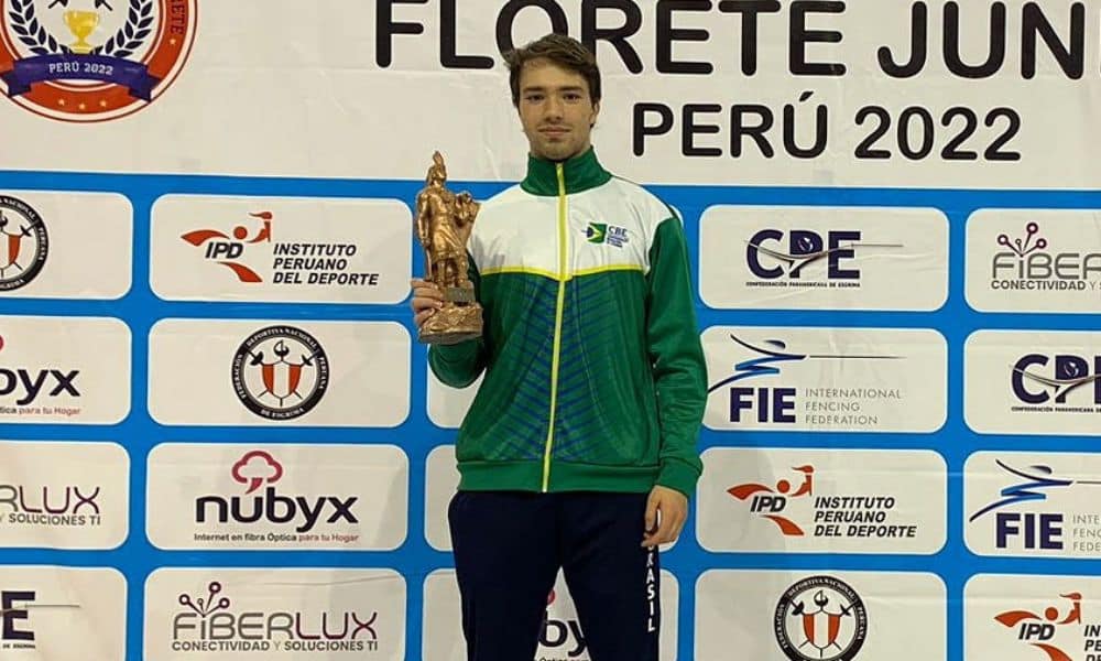 Lorenzo Mion posa para foto segurando o troféu que recebeu pelo bronze em Lima