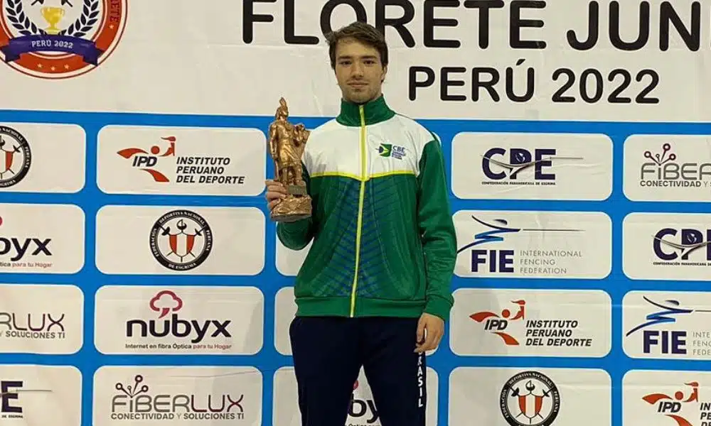Lorenzo Mion posa para foto segurando o troféu que recebeu pelo bronze em Lima