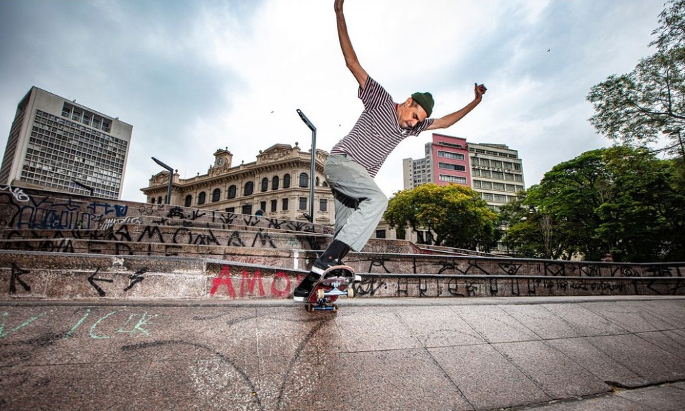 Rogério Mancha no skate fazendo manobra