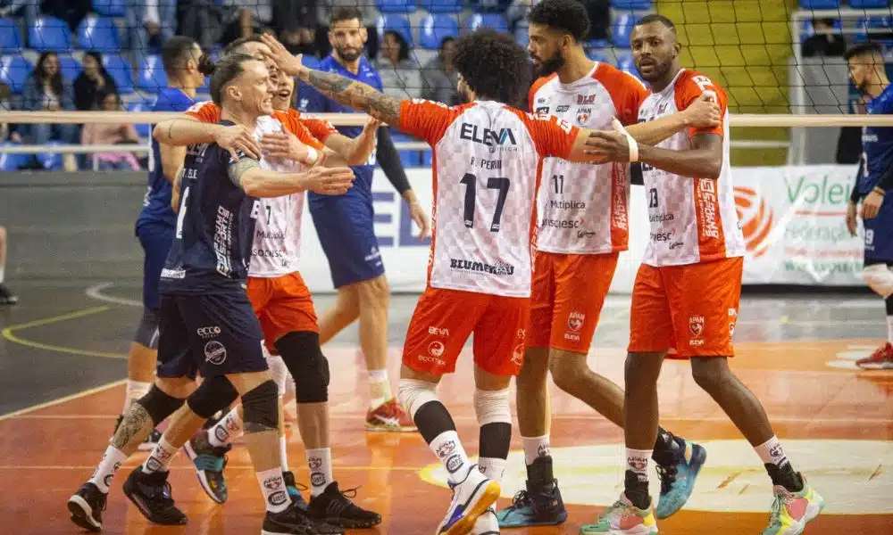 Jogadores de Blumenau comemoram ponto. Eles venceram Araguari na Superliga Masculina