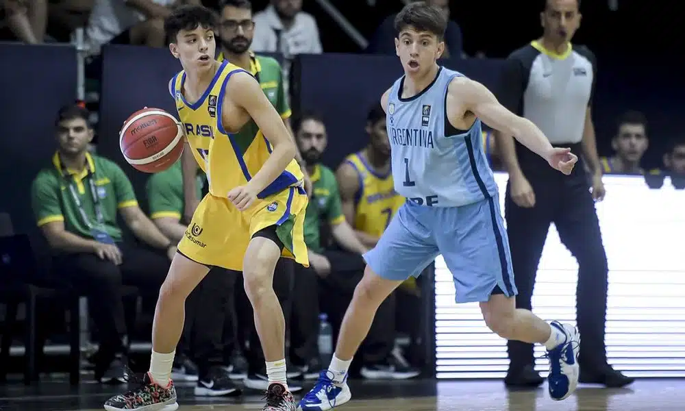 Brasil x Argentina: brasileiro conduz a bola marcado por argentino
