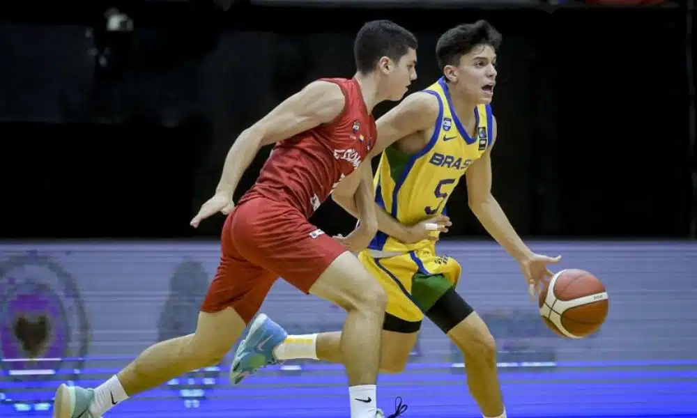 Lance de Brasil x Colômbia no sul-americano sub-15. Atleta do Brasil conduz a bola marcado por colombiano