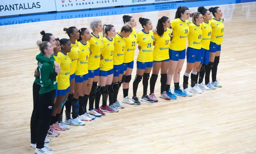 Equipe do Brasil abraçada na hora do hino nacional antes do jogo contra Argentina