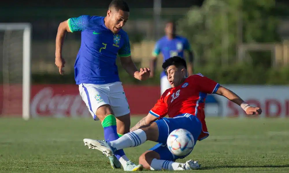 Amistoso Brasil x Chile. Jogador chileno dá carrinho em brasileiro
