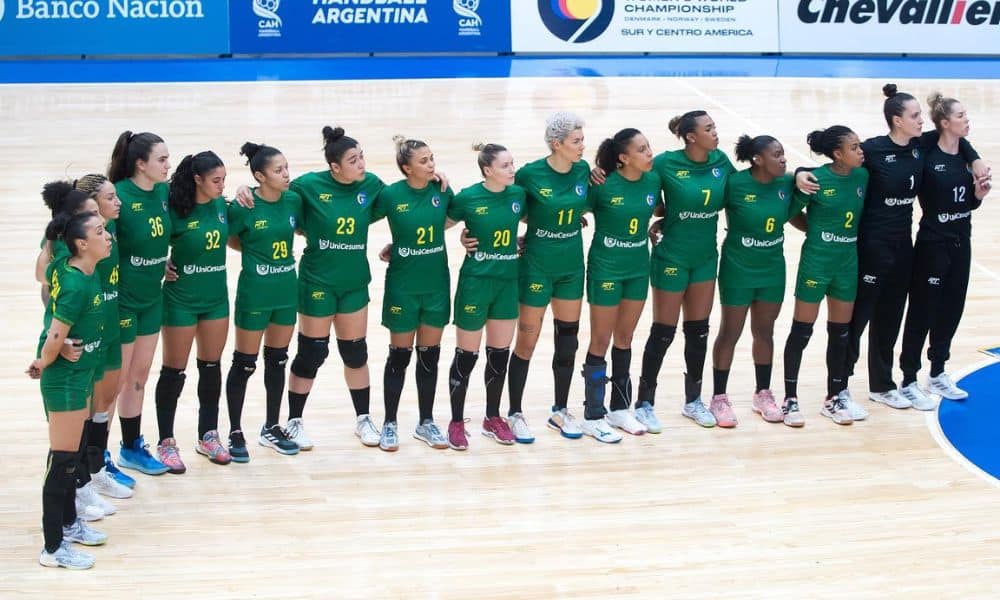 Equipe do Brasil abraçada no início do jogo na hora dos hinos nacionais