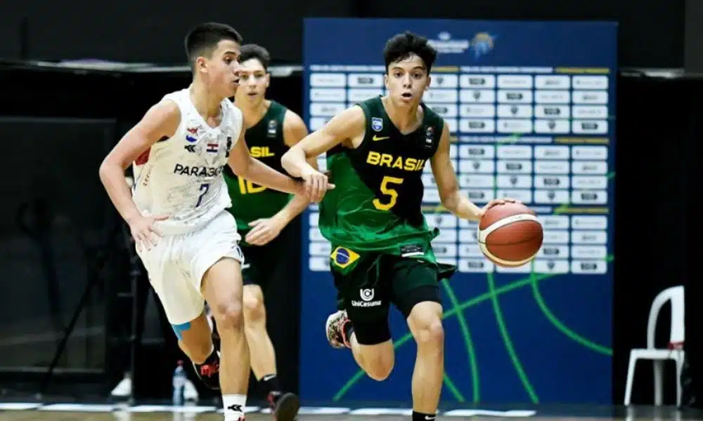 Sul-Americano sub-15: Lance do jogo entre Brasil e Paraguai. Brasileiro conduz a bola marcado por paraguaio