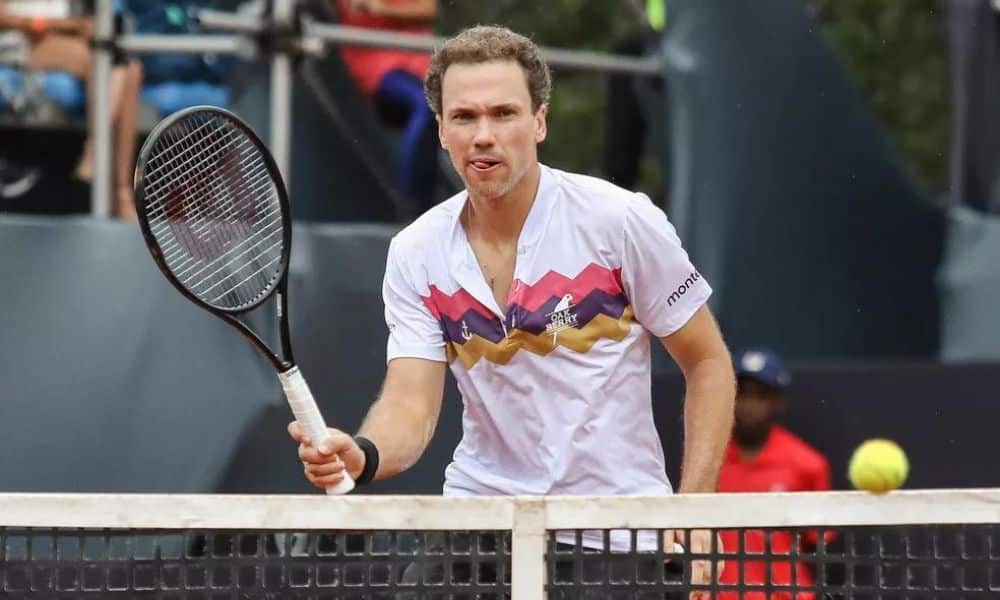 Bruno Soares olha para a bola que bate na fita da rede