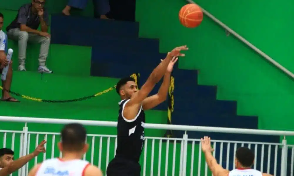 NBB: Jogador do Corinthians arremessa bola contra o Pato Basquete