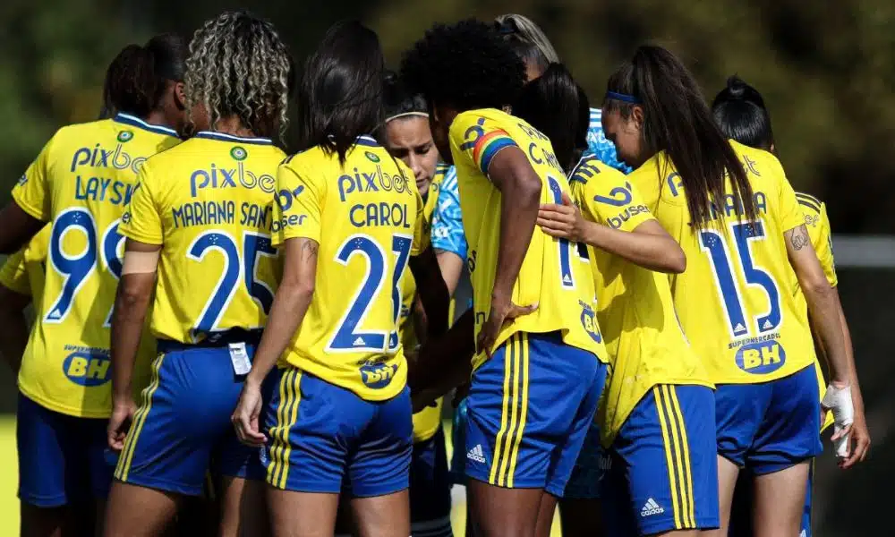 Jogadoras do Cruzeiro se abraçam