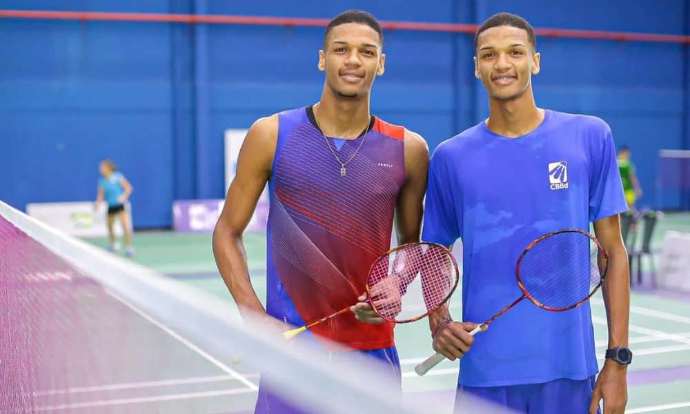 Peru Challenge de Badminton: Davi e Deivid posam para foto ao lado da rede
