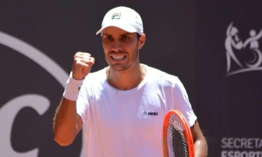 Eduardo Ribeiro ergue o braço para comemorar ponto no ITF de Lajeado