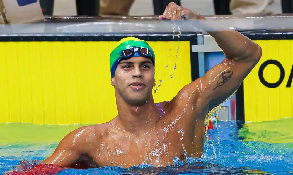 Guilherme Costa, o Cachorrão, ergue o braço para comemorar medalha, Paris-2024, Jogos Olímpicos