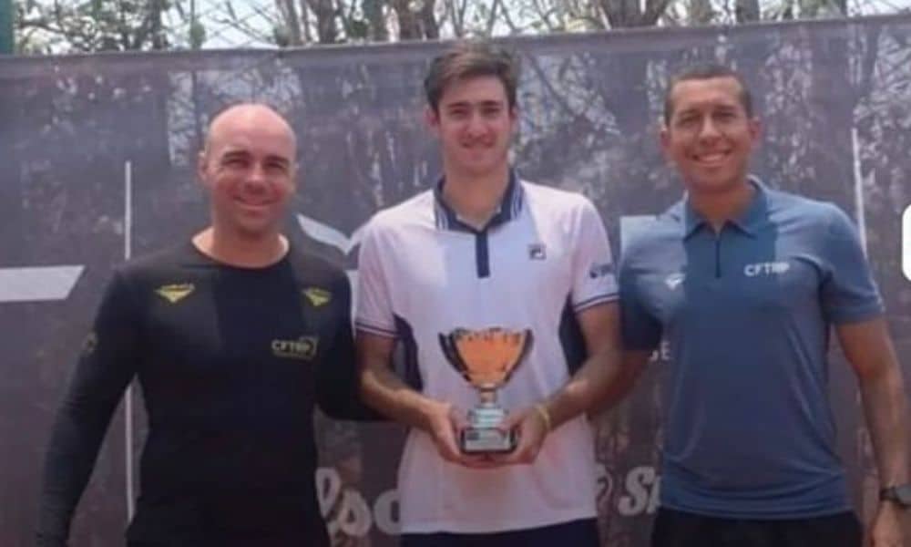 Gustavo Heide posa para foto com a taça do ITF M25 de Salta