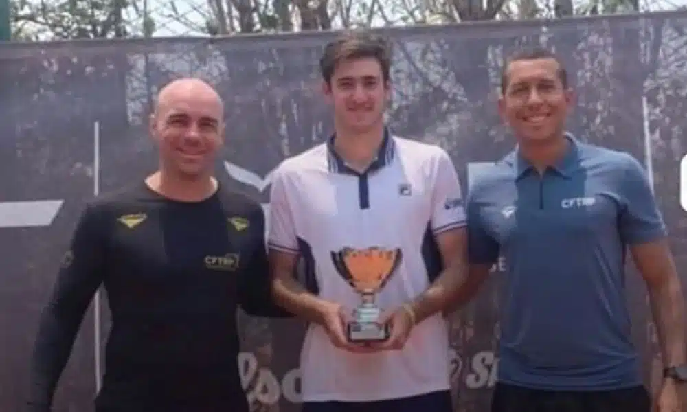 Gustavo Heide posa para foto com a taça do ITF M25 de Salta