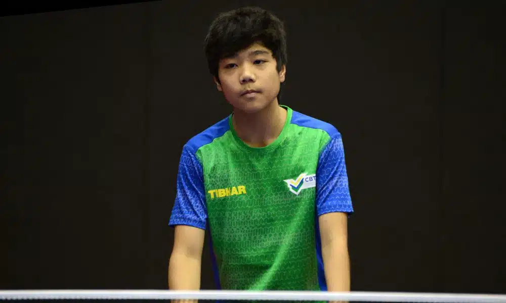 Hamilton Yamane olha para a mesa