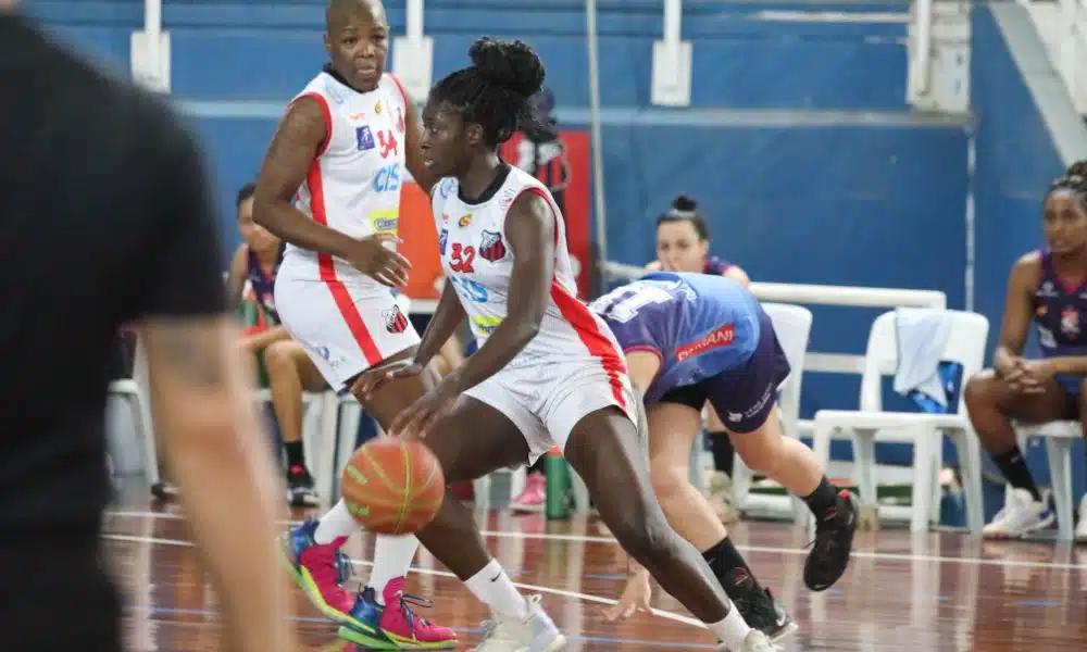 Atleta do Ituano contra Bax Catanduva no Paulista de basquete feminino