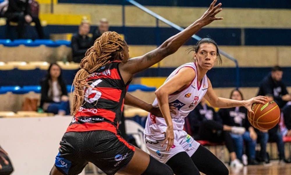 Paulista de basquete: jogadora do Vera Cruz Campinas conduz a bola marcada por atleta do Ituano
