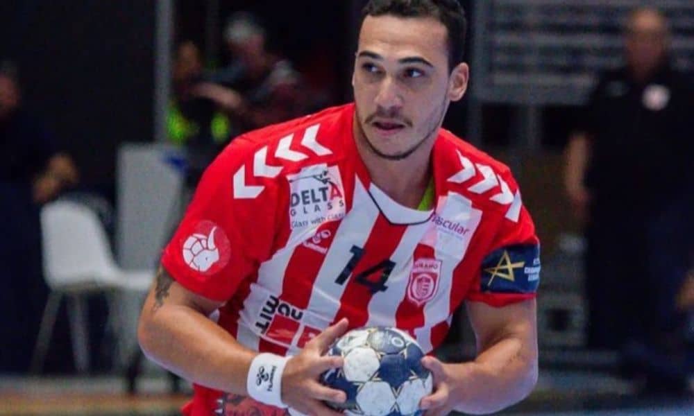 Champions de handebol: João, vestindo camisa do Dinamo Bucareste vermelha e branca, segura uma bola de handebol