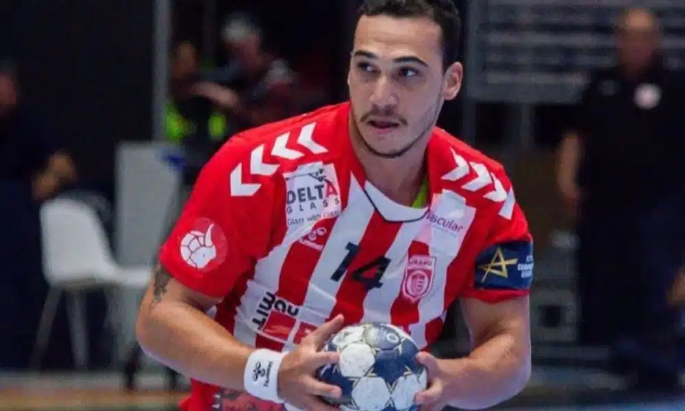 Champions de handebol: João, vestindo camisa do Dinamo Bucareste vermelha e branca, segura uma bola de handebol