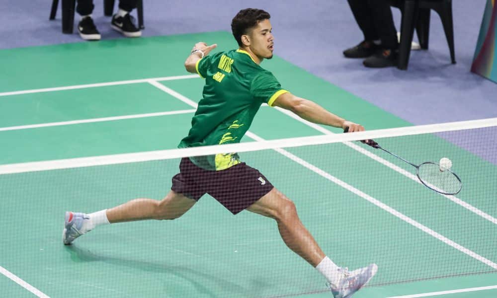 Jonathan Matias ataca peteca com a raquete badminton El Salvador International