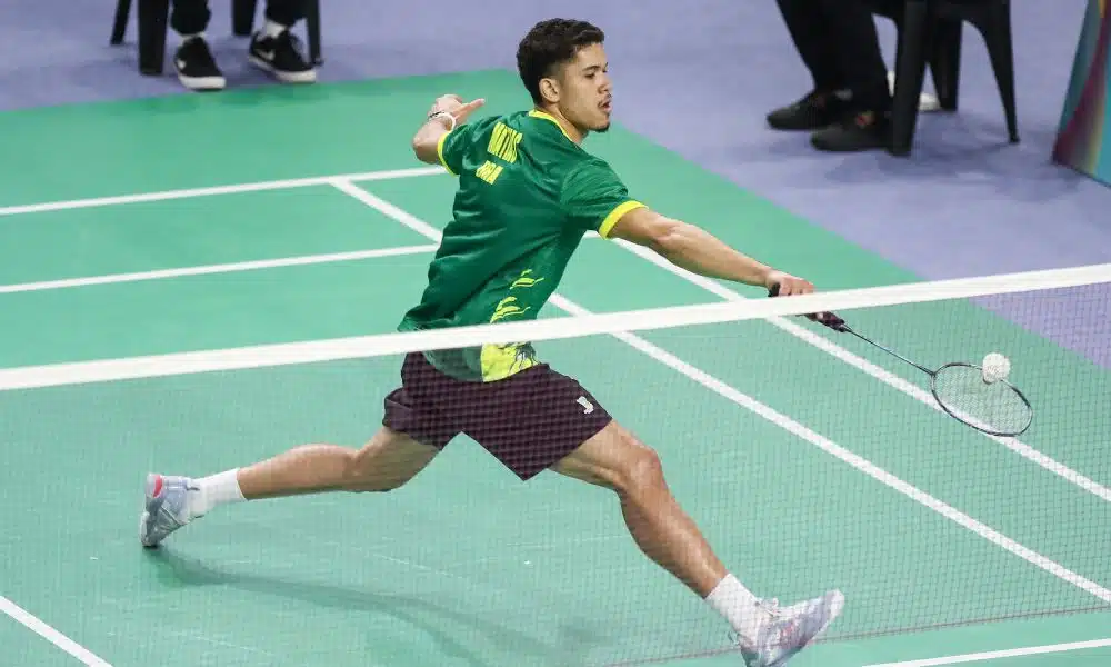 Jonathan Matias ataca peteca com a raquete badminton El Salvador International