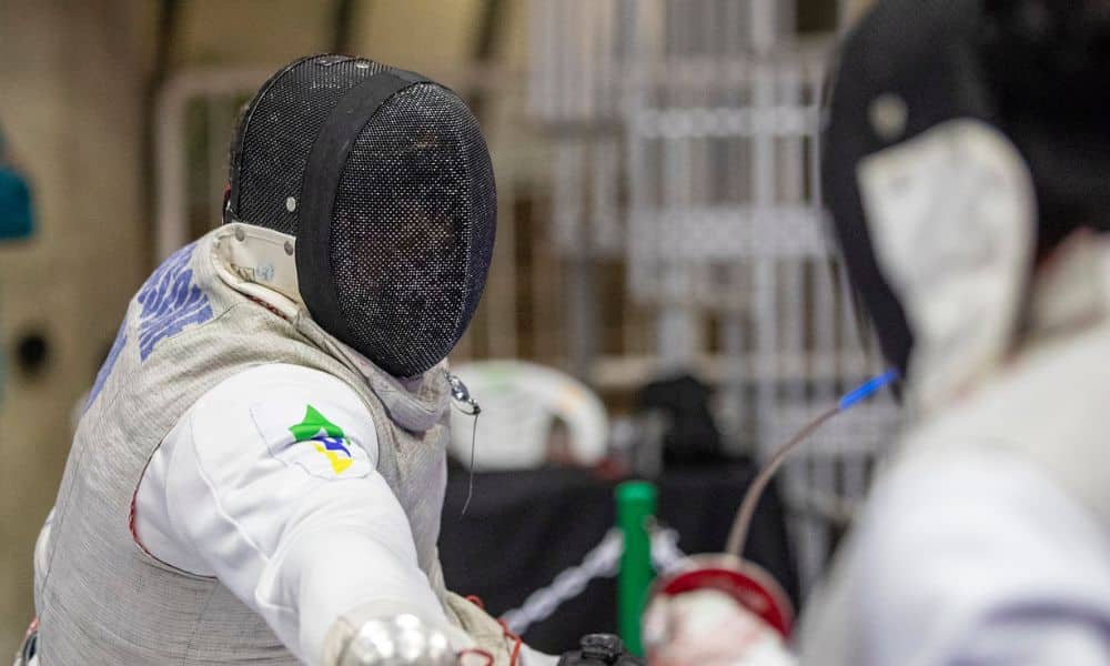 Jovane Guissone durante combate. Ele está sentado e veste o equipamento de proteção. / Copa do Mundo de paraesgrima