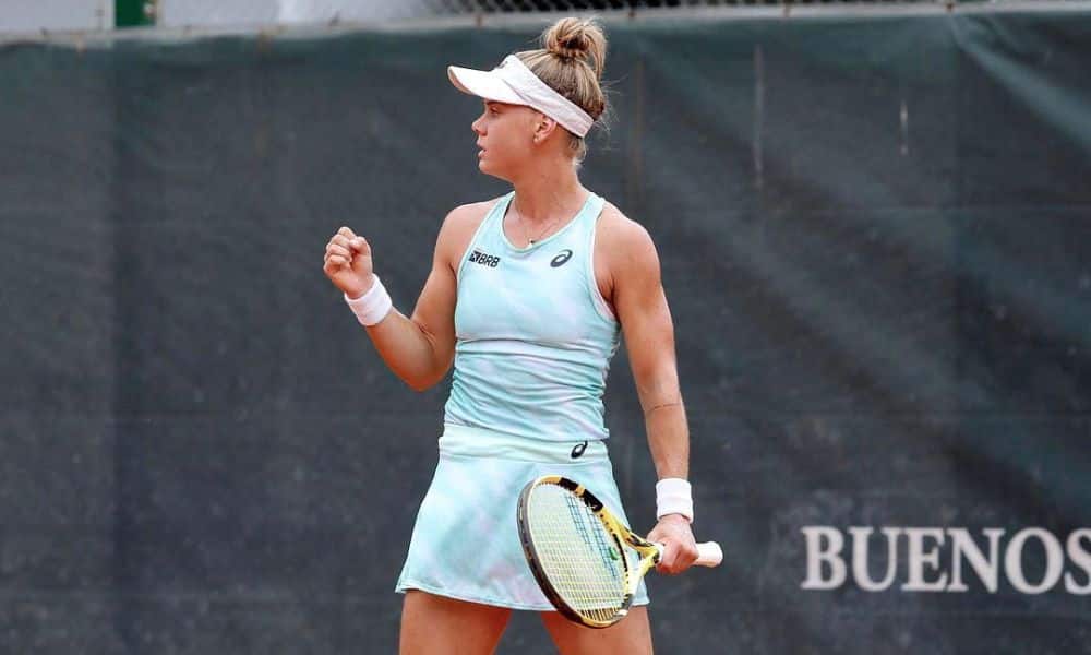 Laura Pigossi ergue o punho após ponto no WTA de Montividéu