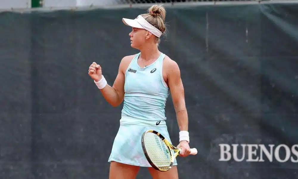 Laura Pigossi ergue o punho após ponto no WTA de Montividéu